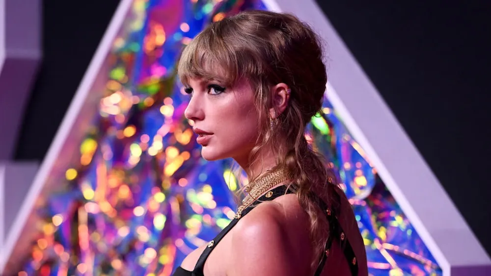 Merry Swiftmas! Taylor Swift Unveils Her Holiday Shop
