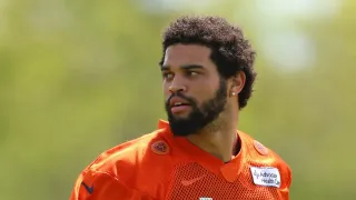 NFL Quarterback Caleb Williams Faces Conservative Backlash for Painted Nails